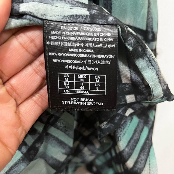 Guess button up silky plaid style top medium - Picture 3 of 5